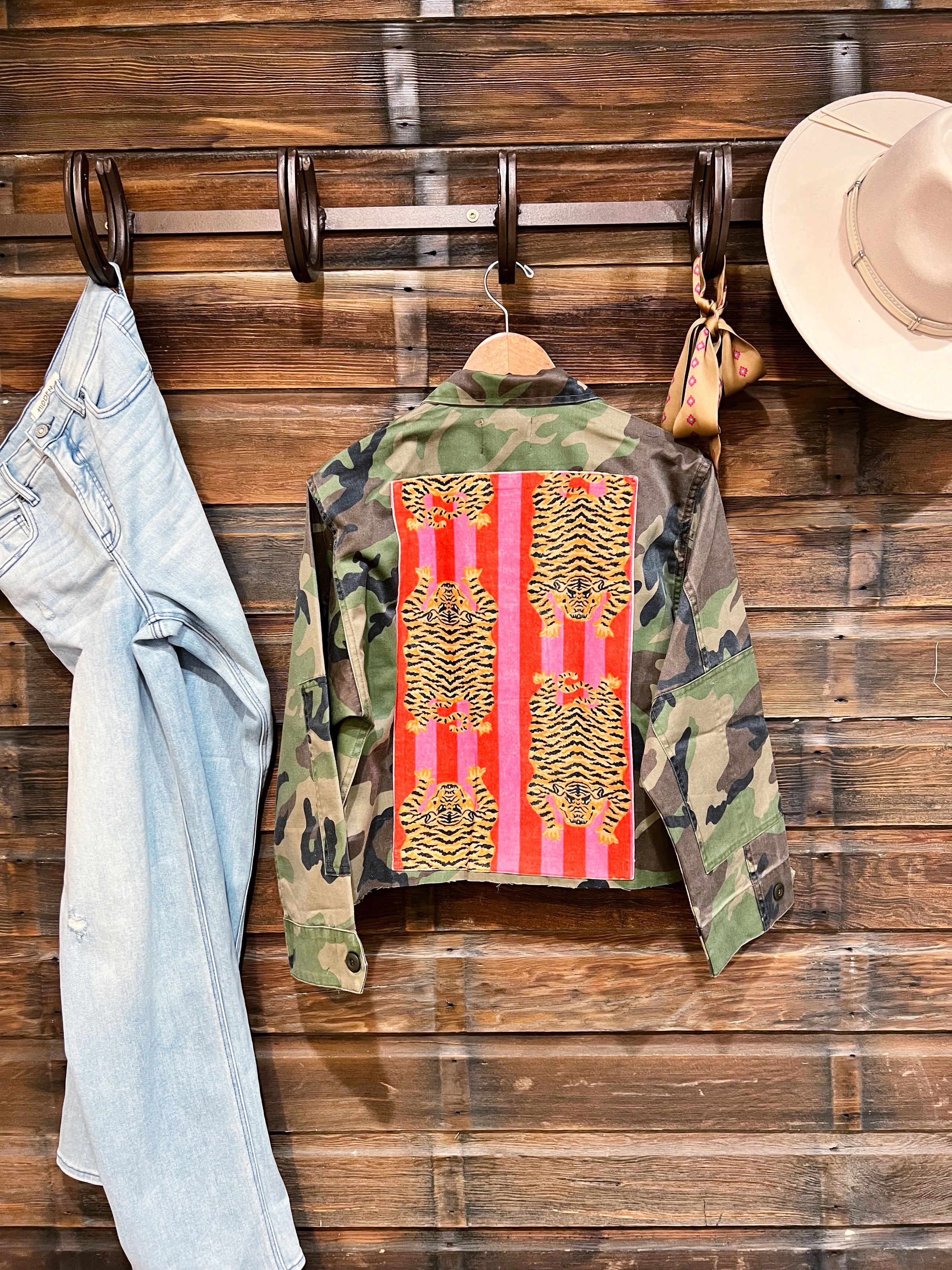 Camo jacket with Tiger Print contrast